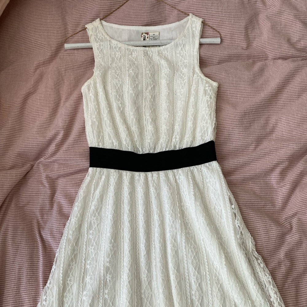 Short lace-detail party dress